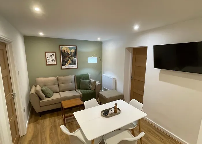Flat 2B, 297 Gillott Road, B16 0Rt