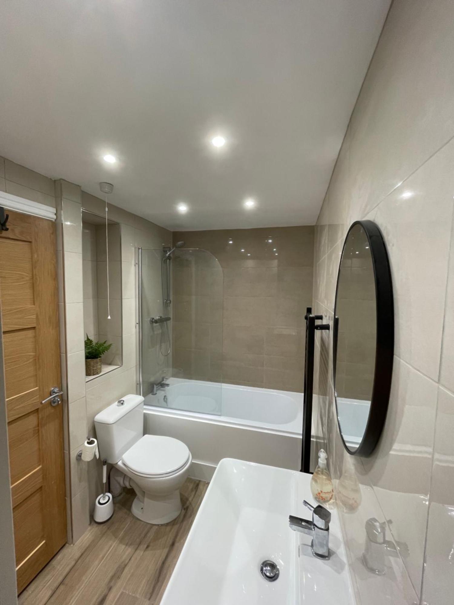 Flat 2b, 297 Gillott Road, B16 0rt * Birmingham