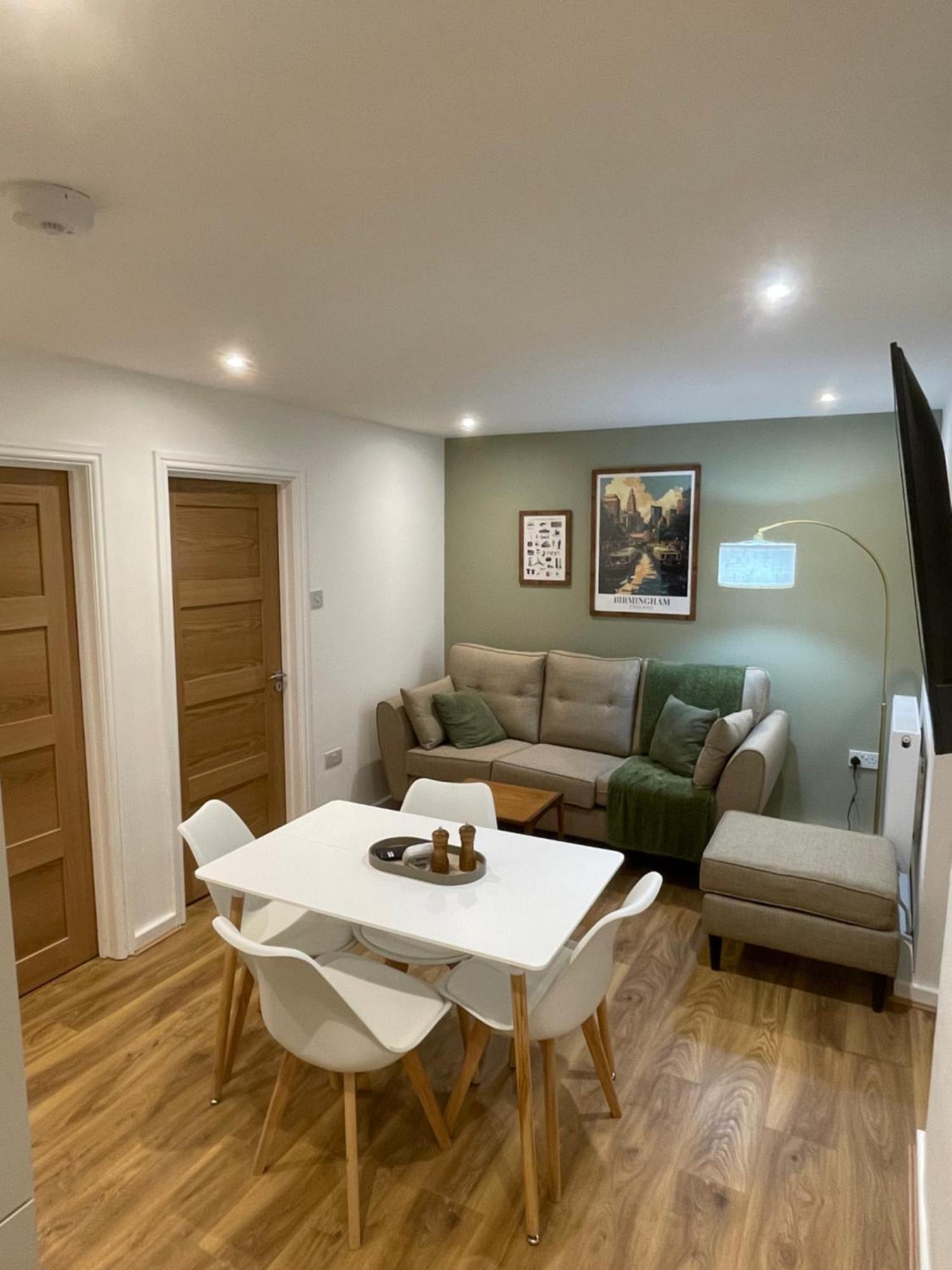 Flat 2b, 297 Gillott Road, B16 0rt Apartment *